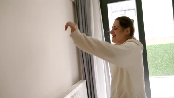 Медленное Движение Беззаботной Женщины Пижаме Прыгающей Кровать Радостно Смеющейся Концепция — стоковое видео