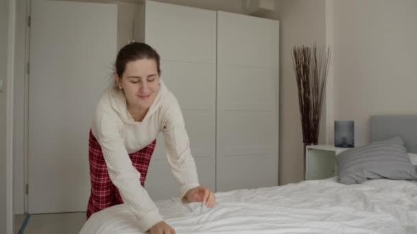 女人慢吞吞地奔向床上 扑向床上 投降和放松 一个摆脱一切烦恼和压力的机会 — 图库视频影像