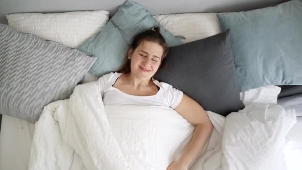 Zeitlupe Einer Glücklichen Frau Die Die Decke Abwirft Und Bett — Stockvideo