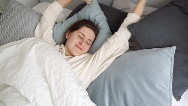 Jovem Morena Acordando Manhã Alongando Cama Conceito Conforto Relaxamento Sono — Vídeo de Stock