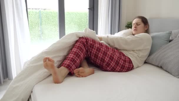 Wanita Muda Merasa Kram Kaki Berbaring Tempat Tidur Dan Memijat — Stok Video