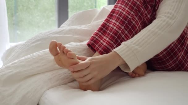 ベッドに横になっている間 筋肉のけいれんのために痛みを感じた後 女性のマッサージと彼女の足を保持の閉鎖 健康問題 痛みと外傷の概念 — ストック動画