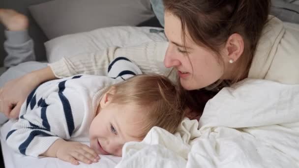 Jeune Mère Aimante Embrassant Son Mignon Fils Tout Petit Couché — Video