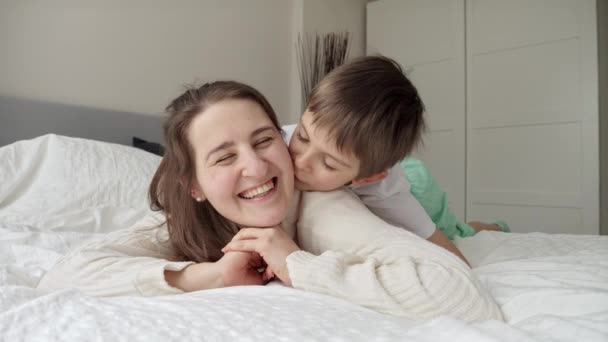 Mignon Garçon Aimant Pyjama Couché Avec Mère Lit Embrasser Concept — Video