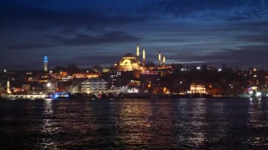 İstanbul, Türkiye - Şubat 2023: Hagia Sofya Camii, geceleyin İstanbul Boğazı 'na yansıyor