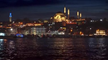 İstanbul, Türkiye - Şubat 2023: Feribot gece Boğaz 'dan geçiyor. Hagia Sofya Camii deniz suyuna yansıyor