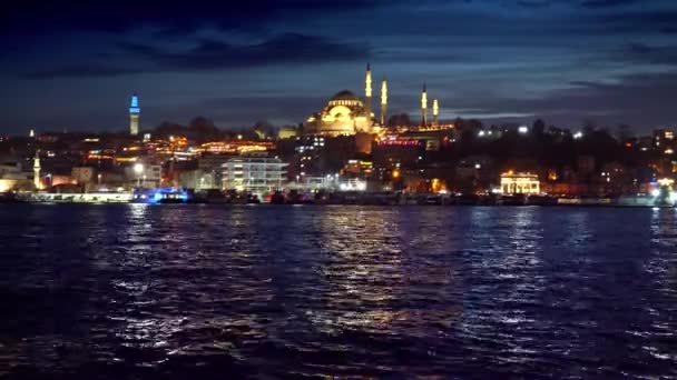 이스탄불 2023 소프야 모스크를 반사하고 바닷가 식당들을 밝히는 보스포루스의 — 비디오