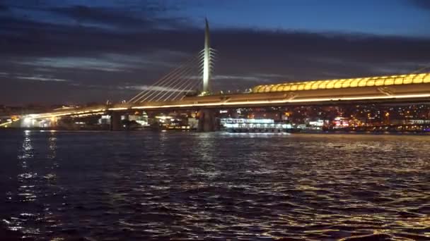 土耳其伊斯坦布尔 2023年2月 观看博斯普鲁斯湾夜间平静的海水 并照亮通往金角湾的大桥 — 图库视频影像