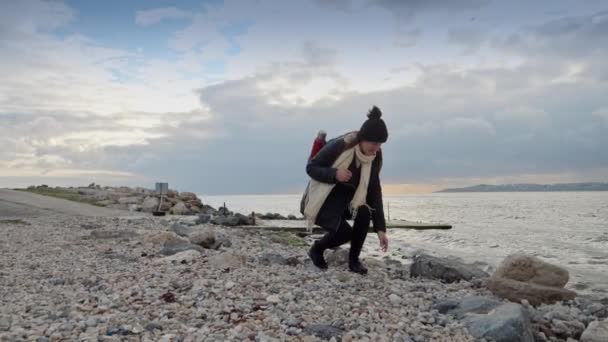 Młoda Wędrowna Kobieta Spacerująca Skalistej Plaży Morskiej Zbierająca Muszle Kamyki — Wideo stockowe