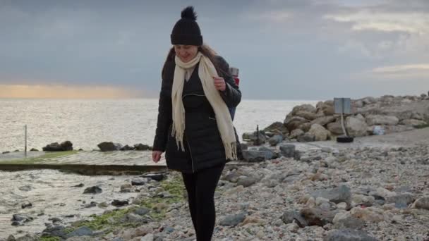 Lächelnde Frau Die Bewölkten Wintertagen Meeresstrand Spazieren Geht Und Muscheln — Stockvideo