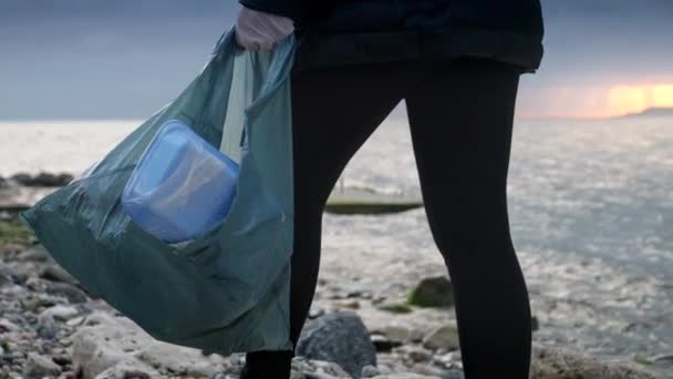 Close Dari Tangan Seorang Wanita Memegang Kantong Plastik Diisi Dengan — Stok Video