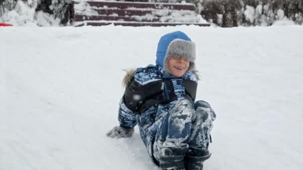 Freude Eines Kindes Das Auf Seinen Füßen Einen Schneebedeckten Hügel — Stockvideo