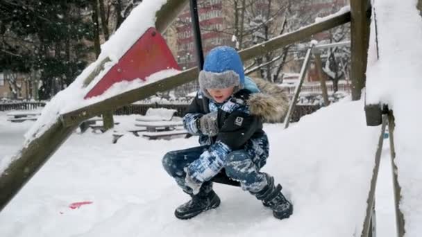 Mały Chłopiec Spadający Plac Zabaw Pokryty Śniegiem Suwaka Dzieci Bawią — Wideo stockowe
