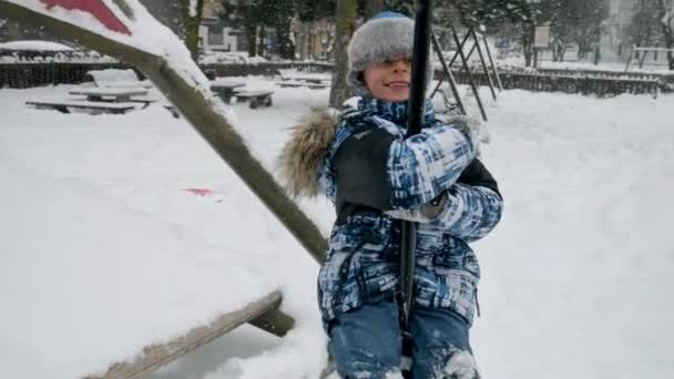Zeitlupe Eines Fröhlich Lächelnden Jungen Der Einem Verschneiten Wintertag Auf — Stockvideo