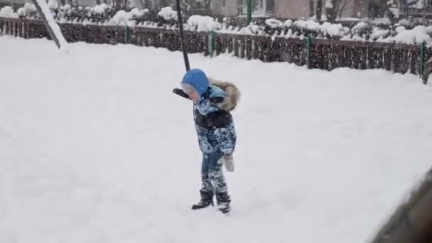 Медленное Движение Маленького Мальчика Играющего Детской Площадке Канатной Дорогой Снежный — стоковое видео