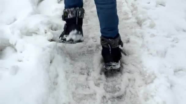 Fechar Menino Botas Neve Andando Sobre Snowdrifts Cobertos Estrada Coberta — Vídeo de Stock