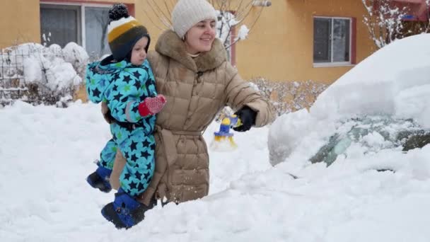 Мать Сын Работают Вместе Очистить Машину Снега Щеткой После Метели — стоковое видео