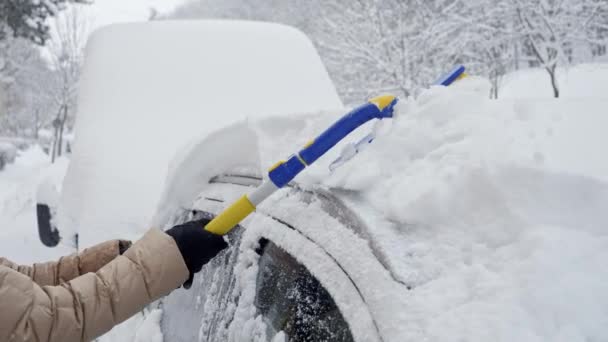 Primer Plano Una Mujer Usando Cepillo Nieve Para Quitar Nieve — Vídeo de stock