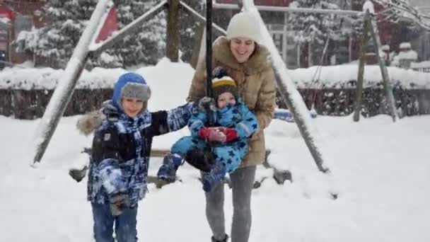 Gelukkig Lachende Familie Spelen Sneeuw Speelplaats Het Openbaar Park Plezier — Stockvideo