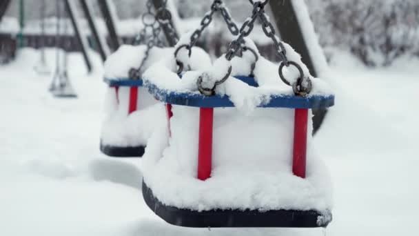Detailní Záběr Prázdných Řetězových Houpaček Veřejném Hřišti Parku Pokryt Sněhem — Stock video