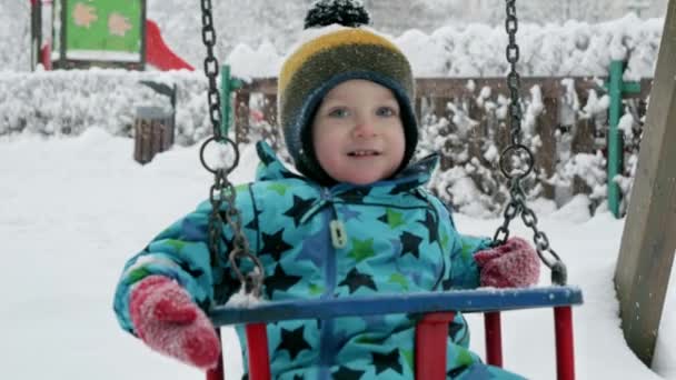 Nagranie Wesołego Chłopca Bawiącego Się Huśtawką Śniegu Koncepcja Aktywności Zimowej — Wideo stockowe