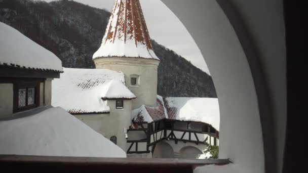 从高高的塔楼的窗户和被雪覆盖的古城堡的屋顶上眺望 — 图库视频影像