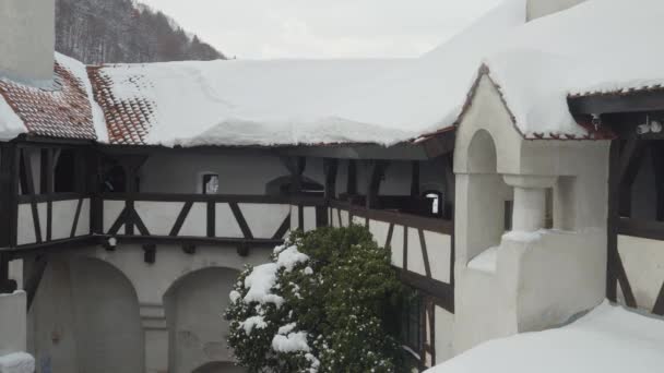 冬の古い中世の城で雪で覆われた屋根の上の下の長いホールやギャラリー — ストック動画