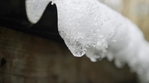 从屋顶冰柱上掉下来的水滴的闭合镜头在这一库存镜头中描述 春天的本质和从冬天的过渡 显示了雪的融化 — 图库视频影像