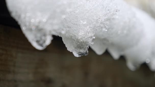Nahaufnahme Zeitlupe Von Wassertropfen Die Von Eiszapfen Auf Einem Dach — Stockvideo