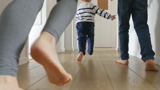 母親と2人の男の子の自宅で木製の床の上を実行して閉じます 家庭での家族愛 楽しみの概念 — ストック動画