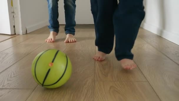 Powolny Ruch Szczęśliwych Stóp Dzieci Grających Piłkę Nożną Drewnianej Podłodze — Wideo stockowe