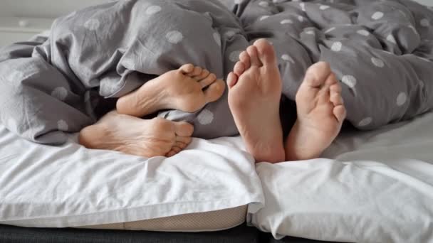 Çift Ayaklarının Yatakta Yatıp Birbirlerine Arkasını Dönmeleri Aile Içi Çatışma — Stok video