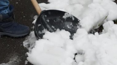 Genç çocuk arka bahçeden kar kürüyor ya da kar fırtınası veya kar fırtınası sonrası kürekle yürüyüş yolu kazıyor. Zorlu bir görevi tamamlamak için çocuğun çabası ve azmi