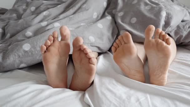 Imagini Aproape Părinți Fericiți Picioarele Copilului Lor Sub Pătură Captează — Videoclip de stoc