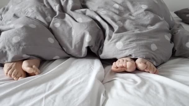 Imagens Lindas Calorosas Pés Família Felizes Deitados Juntos Sob Cobertor — Vídeo de Stock