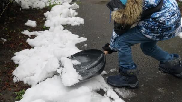 Мальчика Можно Увидеть Выгребающим Снег Заднего Двора Прохожего После Метели — стоковое видео