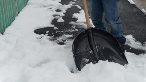 Медленное Движение Мальчика Очищающего Задний Двор Дорожку Снега После Метели — стоковое видео