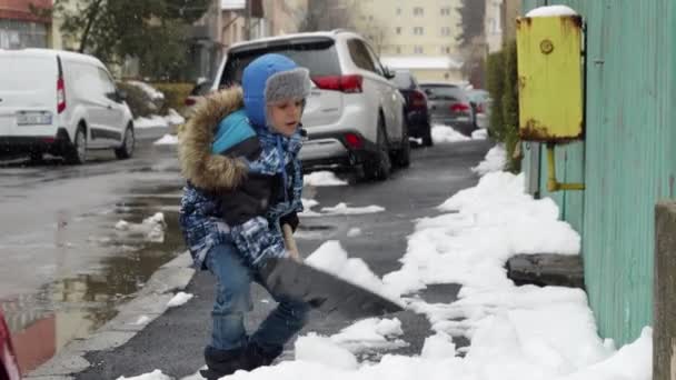 Kleine Jongen Die Besneeuwde Achtertuin Opruimt Met Een Schop Winter — Stockvideo