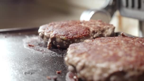 Dolly Shot Cuisson Galettes Bœuf Pour Hamburgers Sur Barbecue Électrique — Video