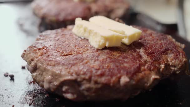 Makro Tereyağı Sıcak Hamburger Köftelerinin Üzerinde Duruyor Evde Yemek Pişirme — Stok video