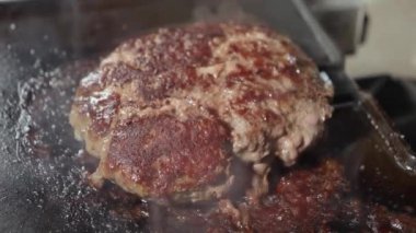 Hamburgerler için sulu köfteler kızarttım. Evde yemek pişirme, mutfak aletleri, sağlıklı beslenme, hamburger malzemeleri.