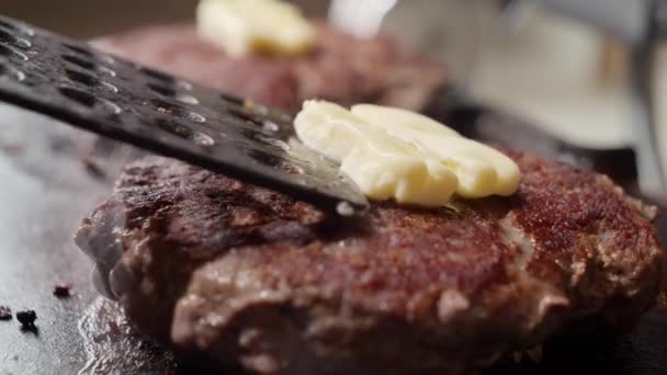 Macro Shot Mettre Beurre Sur Des Hamburgers Chauds Avec Spatule — Video