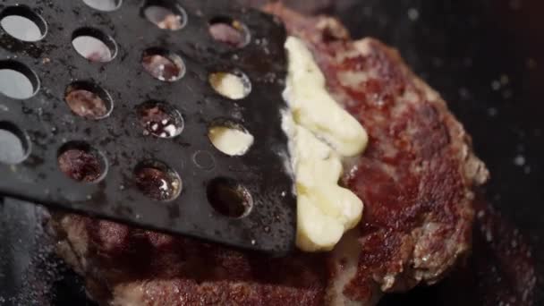 スパチュラでハンバーガー用の肉パテにバターを入れることの閉鎖 家庭での調理 キッチン家電 健康的な栄養 ハンバーガーの成分 — ストック動画