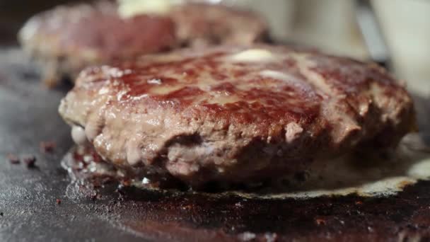 Macro Shot Rôtir Des Galettes Hamburger Juteuses Sur Gril Cuisine — Video