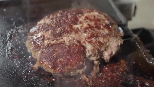 Ντόλι Ψήσει Ζουμερά Μπιφτέκια Για Μπιφτέκια Μαγειρική Στο Σπίτι Συσκευή — Αρχείο Βίντεο