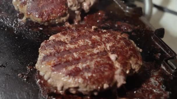 Gros Plan Dolly Vidéo Cuisson Des Hamburgers Bœuf Sur Gril — Video