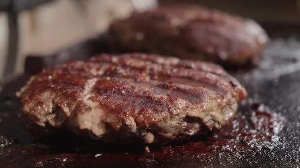 把芝士片放在烤牛肉肉饼饼上的衣服 家庭烹调 厨房用具 健康营养 芝士汉堡配料 — 图库视频影像