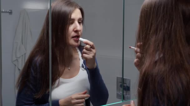 Mulher Bonita Aplicando Batom Vermelho Banheiro Enquanto Olha Espelho Maquiagem — Vídeo de Stock