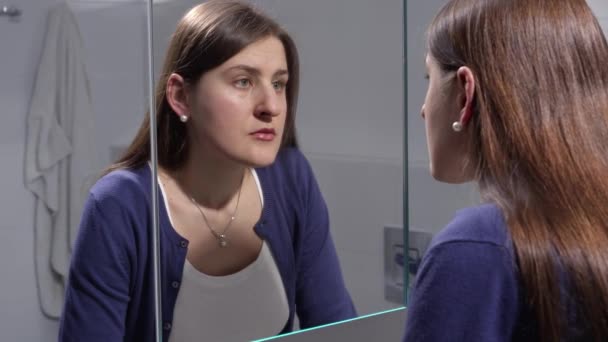 Forstyrret Ung Kvinde Stående Badeværelset Ser Hendes Refleksion Spejlet Begrebet – Stock-video
