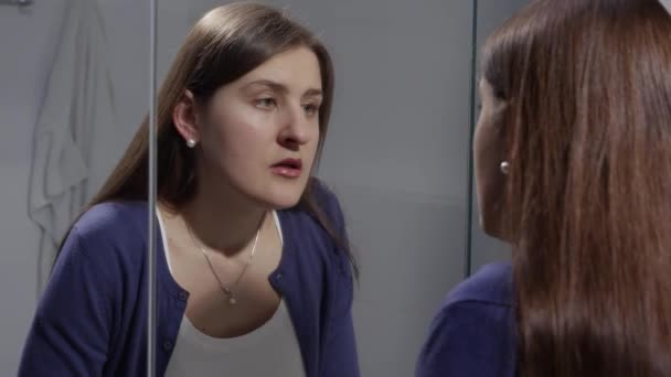 Besorgte Und Traurige Frau Die Vor Einem Großen Spiegel Steht — Stockvideo